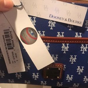 Dooney & Bourke Mets Crossbody Purse